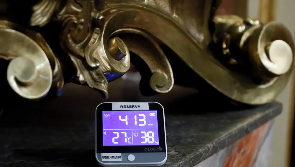 MADRID, 25/08/2022.- Vista de un termómetro digital que marca 27 grados durante la sesión extraordinaria en el Congreso de los Diputados, que debate la convalidación del real decreto-ley sobre las medidas de ahorro energético entre otras cuestiones. EFE/ Mariscal