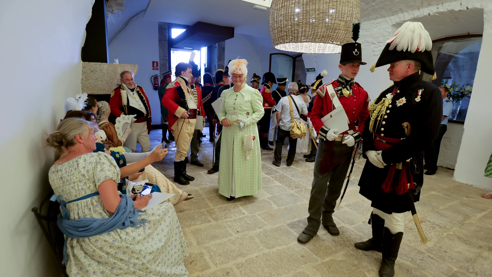 Más de medio centenar de miembros de asociaciones napoleónicas de España, Reino Unido y Portugal se reúnen en el Fuerte de la Concepción, en el municipio de Aldea del Obispo, en Salamanca, con trajes de la época, para la firma de un convenio de buenas relaciones