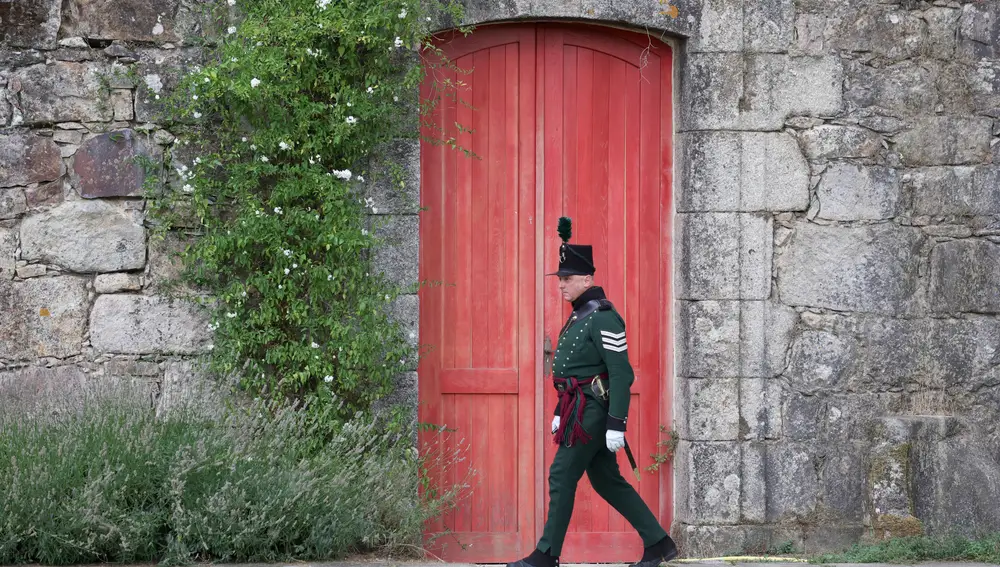 Más de medio centenar de miembros de asociaciones napoleónicas de España, Reino Unido y Portugal se reúnen en el Fuerte de la Concepción, en el municipio de Aldea del Obispo, en Salamanca, con trajes de la época, para la firma de un convenio de buenas relaciones