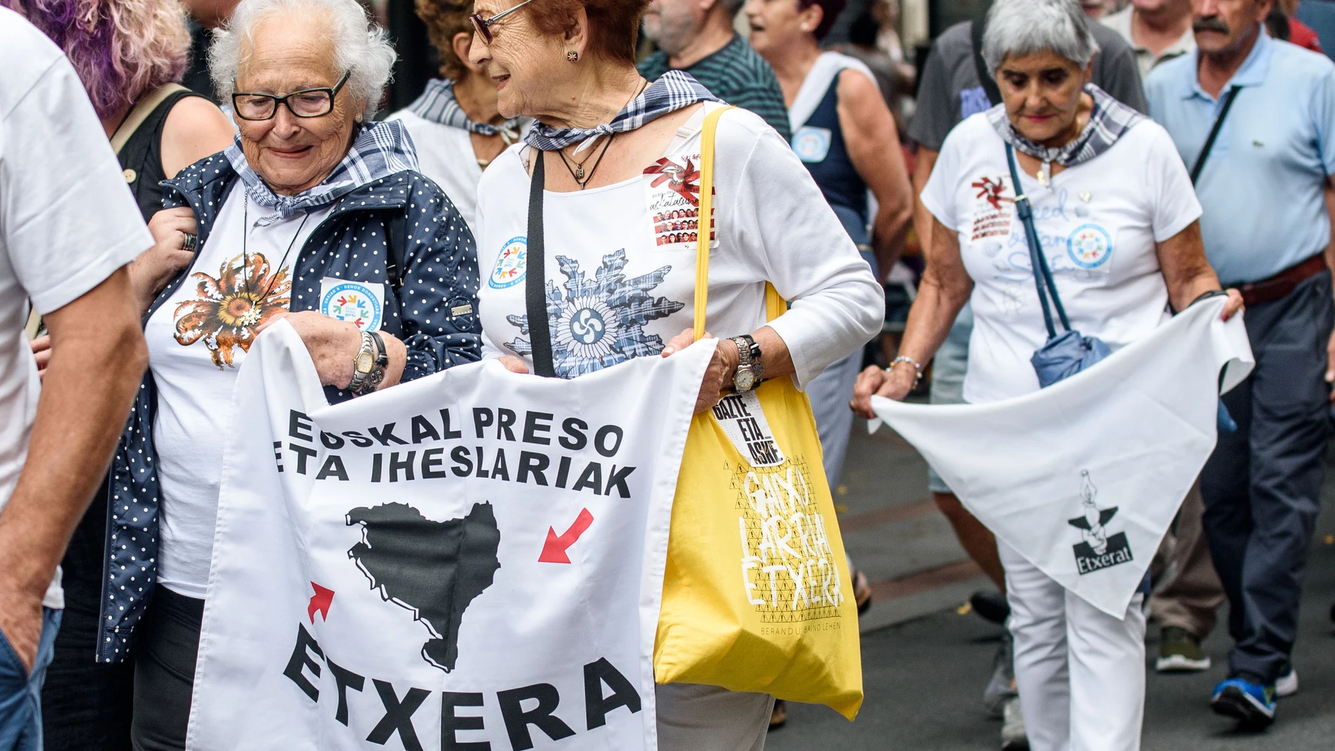 Manifestación por las calles de Bilbao este viernes convocada por la red Sare Herritarra, que trabaja en la defensa de los derechos de los presos de ETA, y las comparsas de Bilbao para reclamar que todos los reclusos de la organización terrorista cumplan condena "en cárceles de Euskal Herria