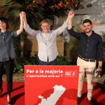 El president de la Generalitat y secretario general del PSPV-PSOE, Ximo Puig (c), junto a la ministra de Ciencia e Innovación, Diana Morant (i), y el alcalde de Gandía, José Manuel Prieto