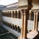 Patio interior del claustro, en el Monasterio de Silos, uno de los iconos amenazados por las llamas