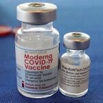 Viales de las vacunas de Moderna y Pfizer contra la Covid-19