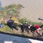 Esta es la cadena humana con la que se completó el rescate de la mujer (segunda por la izquierda)