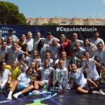 Las campeonas posan con el trofeo, este sábado en San Fernando