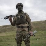 Un soldado voluntario sostiene un dron utilizado para lanzar explosivos en una zona de entrenamiento a las afueras de Kiev