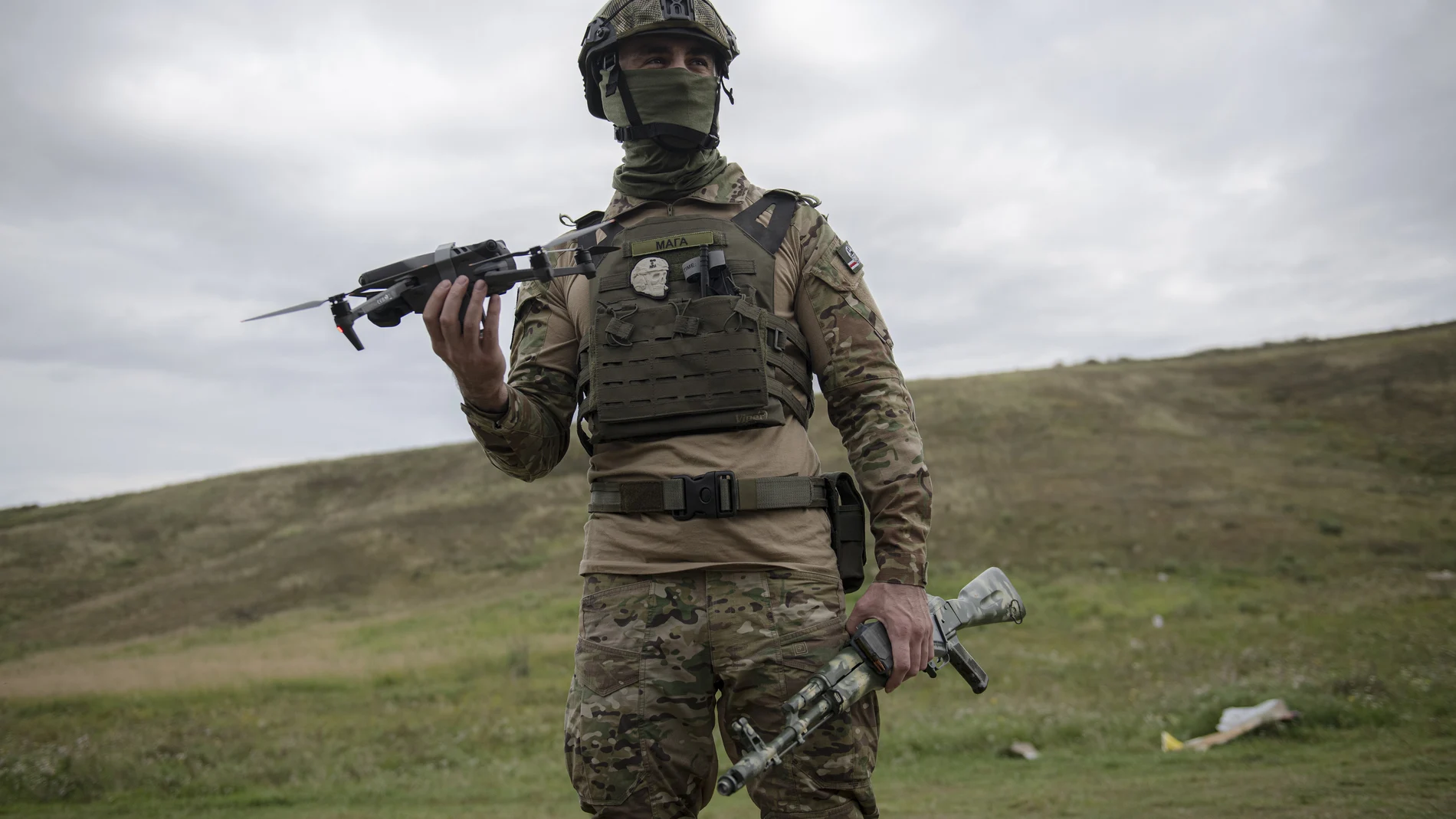 Un soldado voluntario sostiene un dron utilizado para lanzar explosivos en una zona de entrenamiento a las afueras de Kiev
