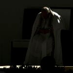 -FOTODELDÍA- L'AQUILA, 28/08/2022.- El Papa Francisco durante su visita pastoral, por el Perdón Celestiniano (Perdonanza Celestiniana), en L'Aquila con la apertura de la Puerta Santa en el patio de la iglesia de la Basílica de Santa Maria di Collemaggio, Italia, este domingo. El Perdón Celestiniano es un acontecimiento religioso e histórico que se celebra anualmente en L'Aquila a finales de agosto. Es una celebración jubilar católica, establecida en 1294 por el Papa Celestino V con su bula Inter sanctorum solemnia (también conocida como Bula del Perdón). Desde 2011 la celebración es "Patrimonio de Italia por tradición" y en 2019 fue inscrita en la Lista Representativa del Patrimonio Cultural Inmaterial de la Humanidad de la UNESCO. El 6 de abril de 2009 un terremoto de 6,3 grados de magnitud sacudió el centro de Italia con epicentro cerca de L'Aquila. El terremoto causó daños en entre 3.000 y 10.000 edificios de la ciudad. También se de