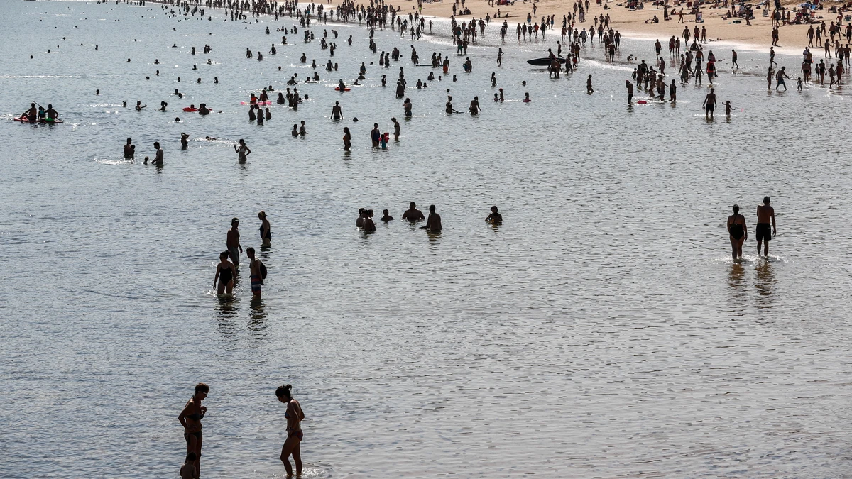 Turistas y donostiarras se bañan este domingo en la playa de Ondarreta de San Sebastián