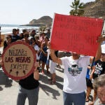 Vecinos de la barriada de Las Negras, durante la manifestación de este domingo