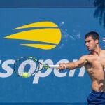 Carlos Alcaraz se entrena en las pistas de Flushing Meadows.