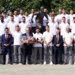 Jugadores, técnicos y dirigentes, este domingo en la ciudad deportiva ante la estatua de Antonio Puerta