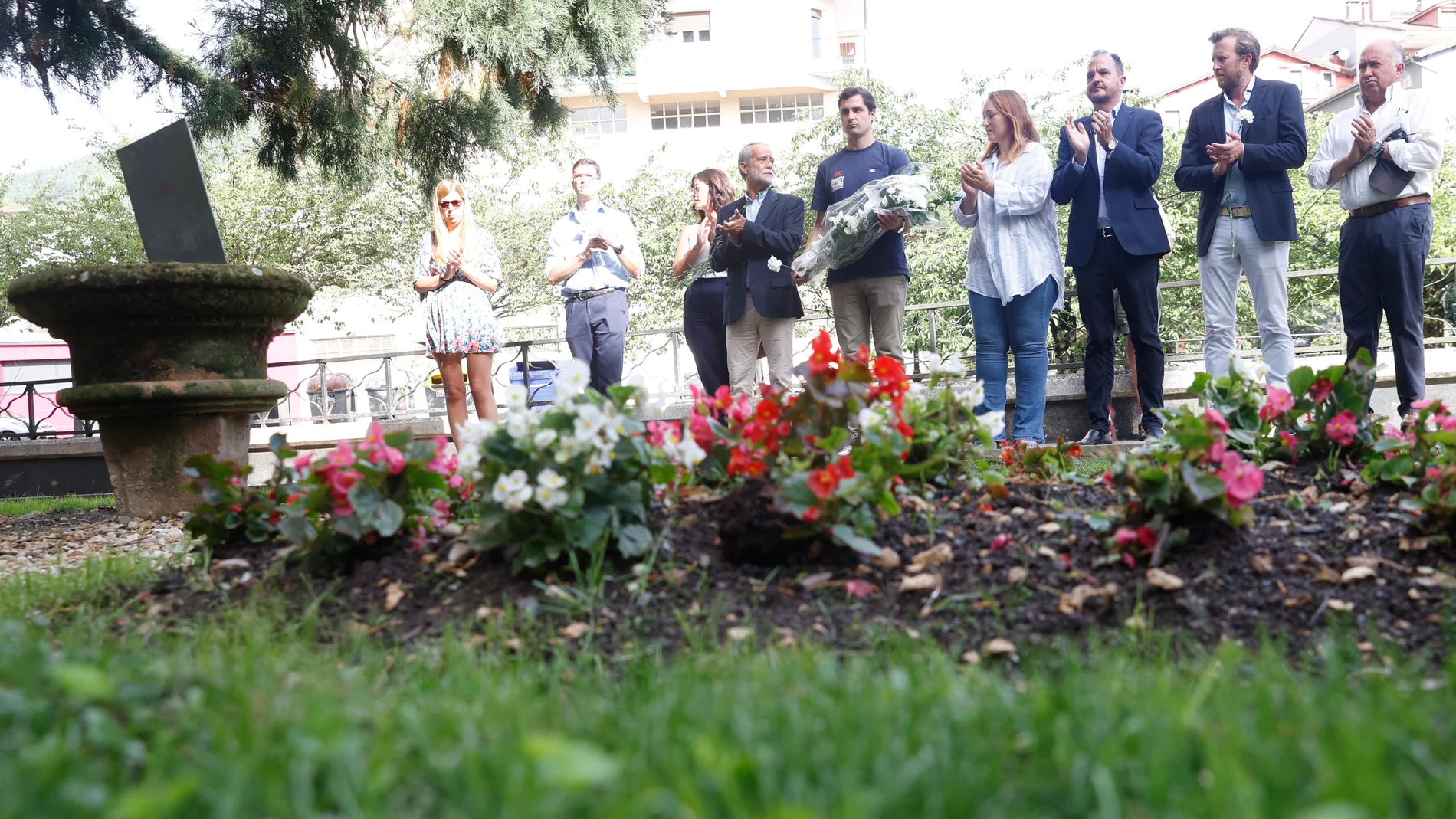 El PP ha homenajeado este lunes a Manuel Indiano, el concejal de esta formación en Zumarraga asesinado por ETA el 29 de agosto de 2000, con un acto de recuerdo en el que han participado el presidente de los populares vascos, Carlos Iturgaiz, entre otros