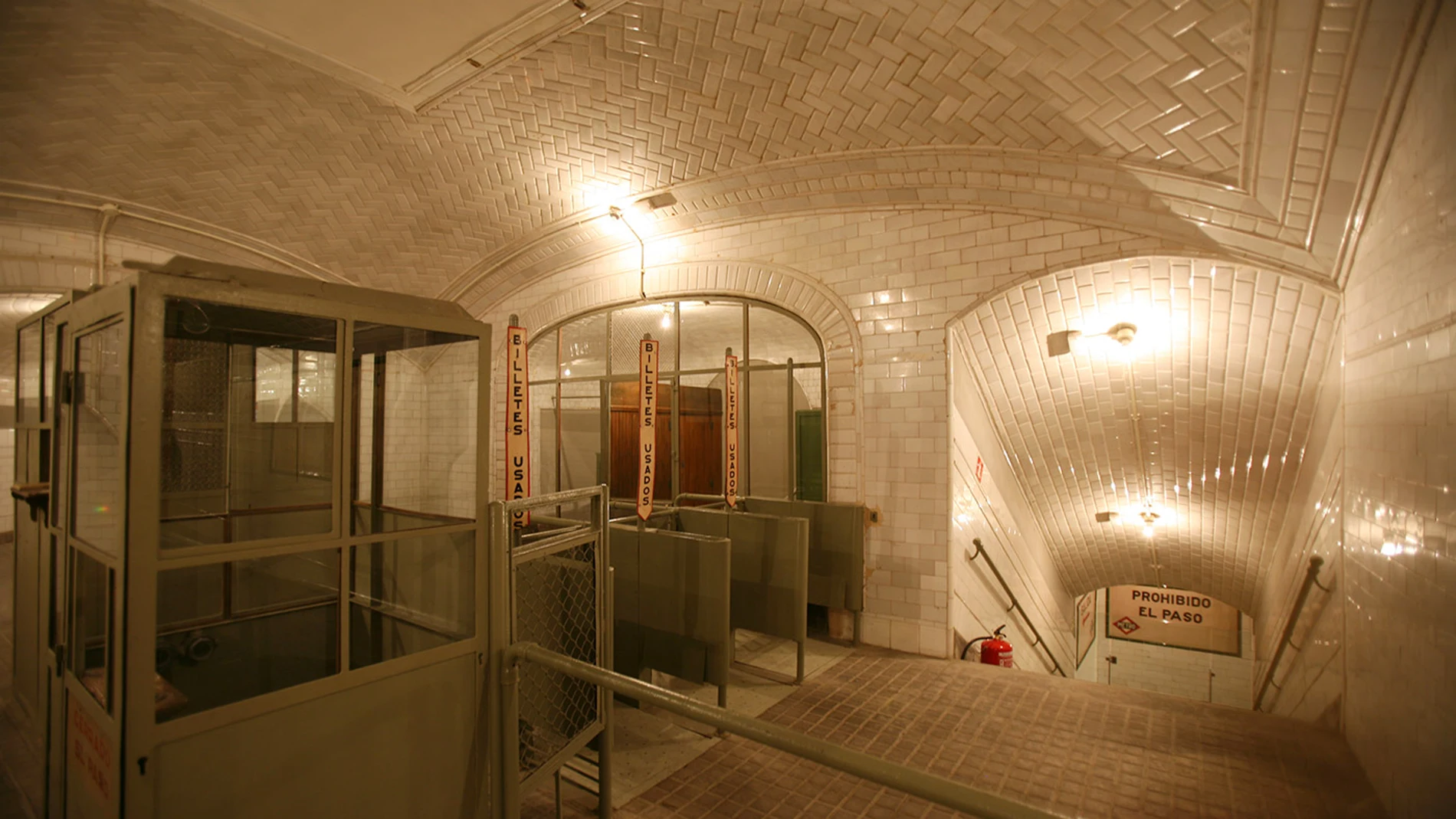 La estación de Chamberí se encuentra situada entre las actuales estaciones de Bilbao e Iglesia