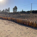 Más de mil litronas de cerveza puestas en fila tras ser recogidas este fin de semana. EFE/Enrique Herrero
