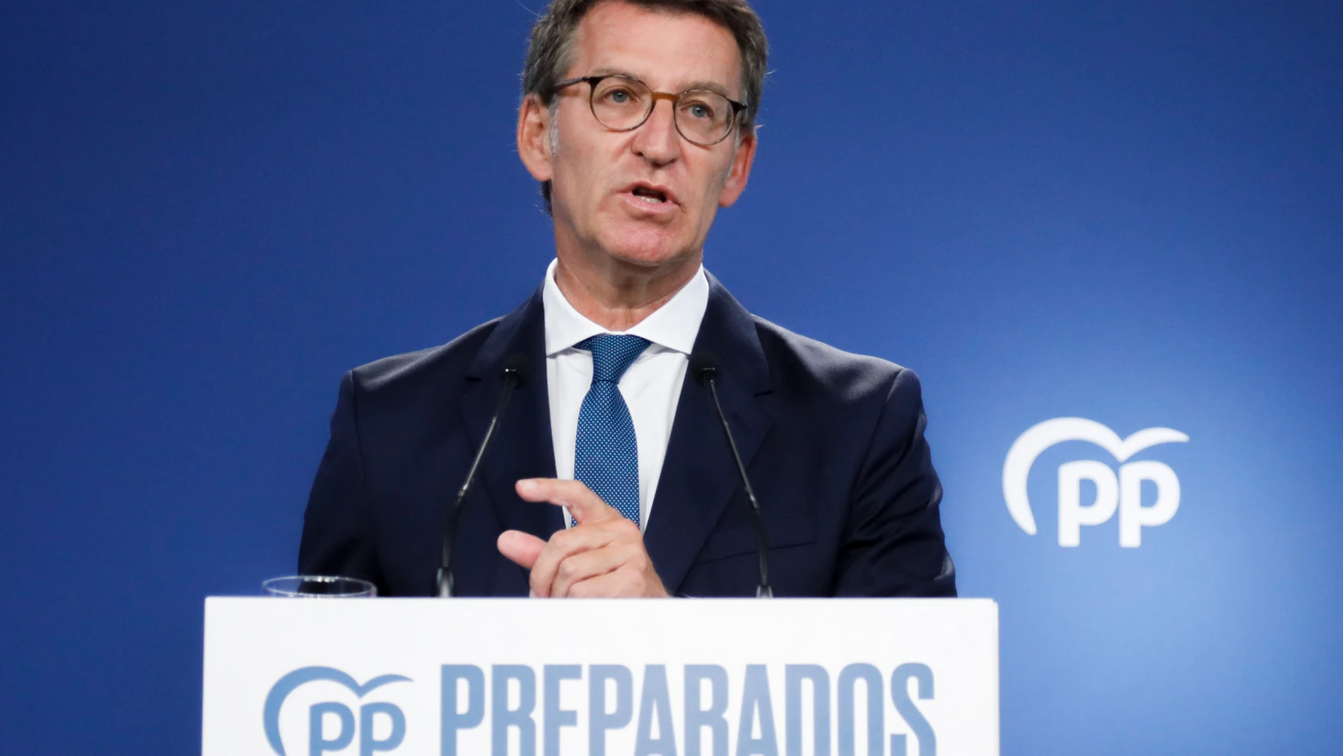 El presidente del PP, Alberto Núñez Feijóo, durante la rueda de prensa ofrecida este lunes en la sede de partido.