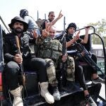 Combatientes de las Saraya Salam (Brigadas de la Paz) leales al influyente clérigo chií iraquí Muqtada al Sadr se despliegan en Bagdad, Irak, el martes