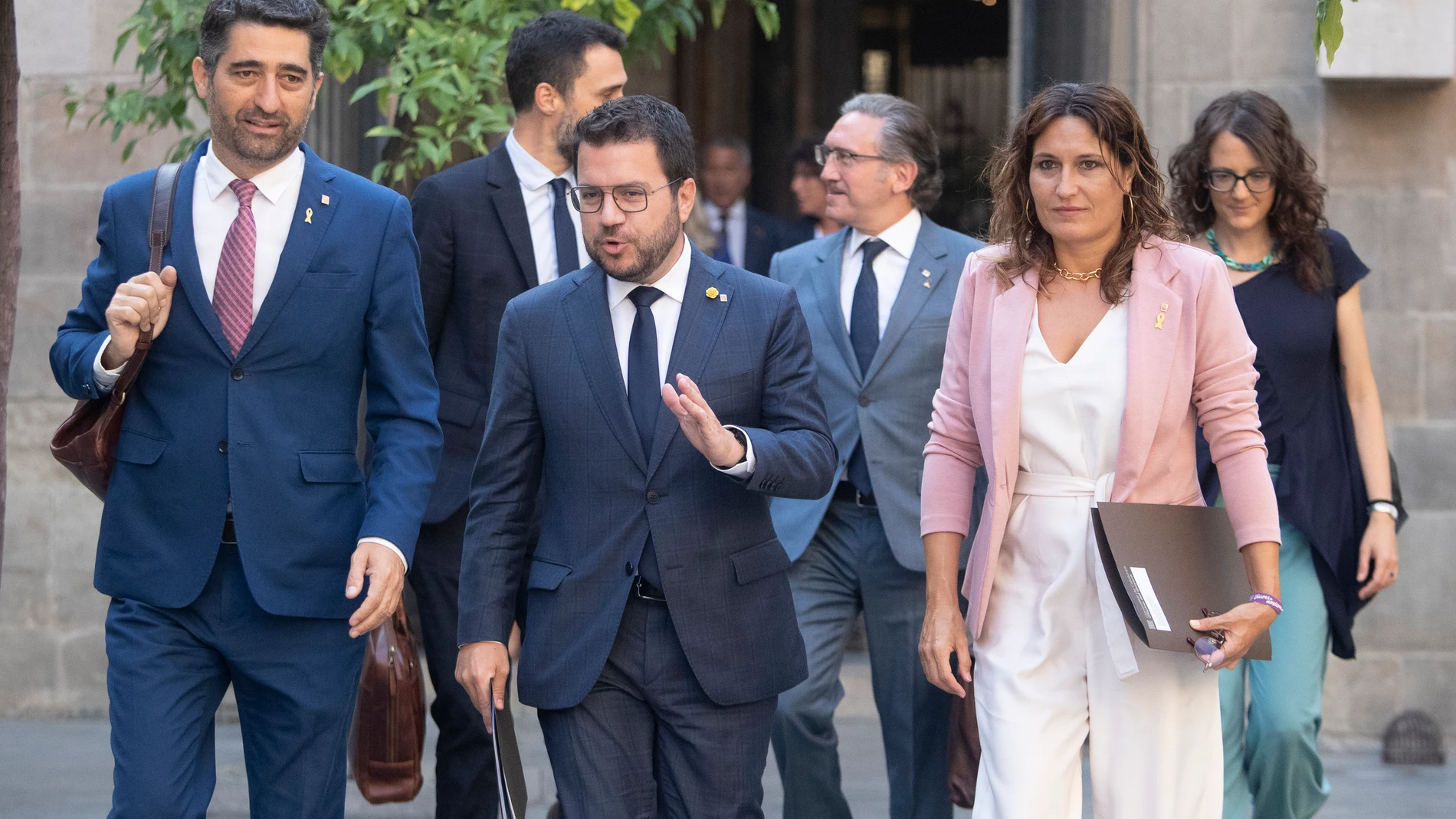 El presidente Pere Aragonès junto al vicepresidente y conseller de Políticas Digitales y Territorio, Jordi Puigneró y la consellera de Presidencia, Laura Vilagrà se dirigen este martes a la reunión semanal del ejecutivo