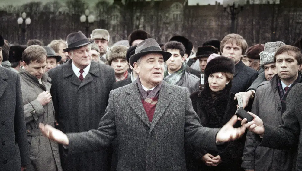 El presidente soviético Mijail Gorbachov gesticula mientras habla a los lituanos en el monumento a Lenin en Vilnius, Unión Soviética, el jueves 11 de enero de 1990
