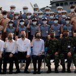 La presidenta taiwanesa Tsai Ing-wen posa hoy junto con la Armada durante su vistia a la base de Penghu, Taiwán