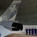 Personal de la Fuerza Aérea de Taiwán junto a un AIDC F-CK-1 Ching-Kuo, comúnmente conocido como caza de defensa indígena (IDF)