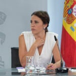 La ministra de Igualdad, Irene Montero, en una rueda de prensa posterior a la reunión del Consejo de Ministros, en el Palacio de La Moncloa, a 30 de agosto de 2022, en Madrid (España). Abortar sin permiso paterno a las menores de 16 y 17 años, el acceso gratuito a la píldora del día después o las bajas por menstruación dolorosa son algunas de las medidas que incluye la reforma de la Ley del Aborto impulsada por Igualdad. La norma vio luz verde del Ejecutivo en el mes de mayo y hoy ha regresado al Consejo de Ministros para culminar esta primera fase de su tramitación, antes de pasar al Parlamento. La reforma de la ley del aborto también trata la conocida como pobreza menstrual. Así, las píldoras anticonceptivas de última generación volverán a estar cubiertas por la Seguridad Social y se promoverán los métodos de anticoncepción masculina. 30 AGOSTO 2022;CONSEJO DE MINISTROS;LEY DEL ABORTO;GOBIERNO;CONSEJO DE MINISTROS Alberto Ortega / Europa Press 30/08/2022