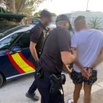 Imagen de archivo de la Policía Nacional arrestando a un individuo