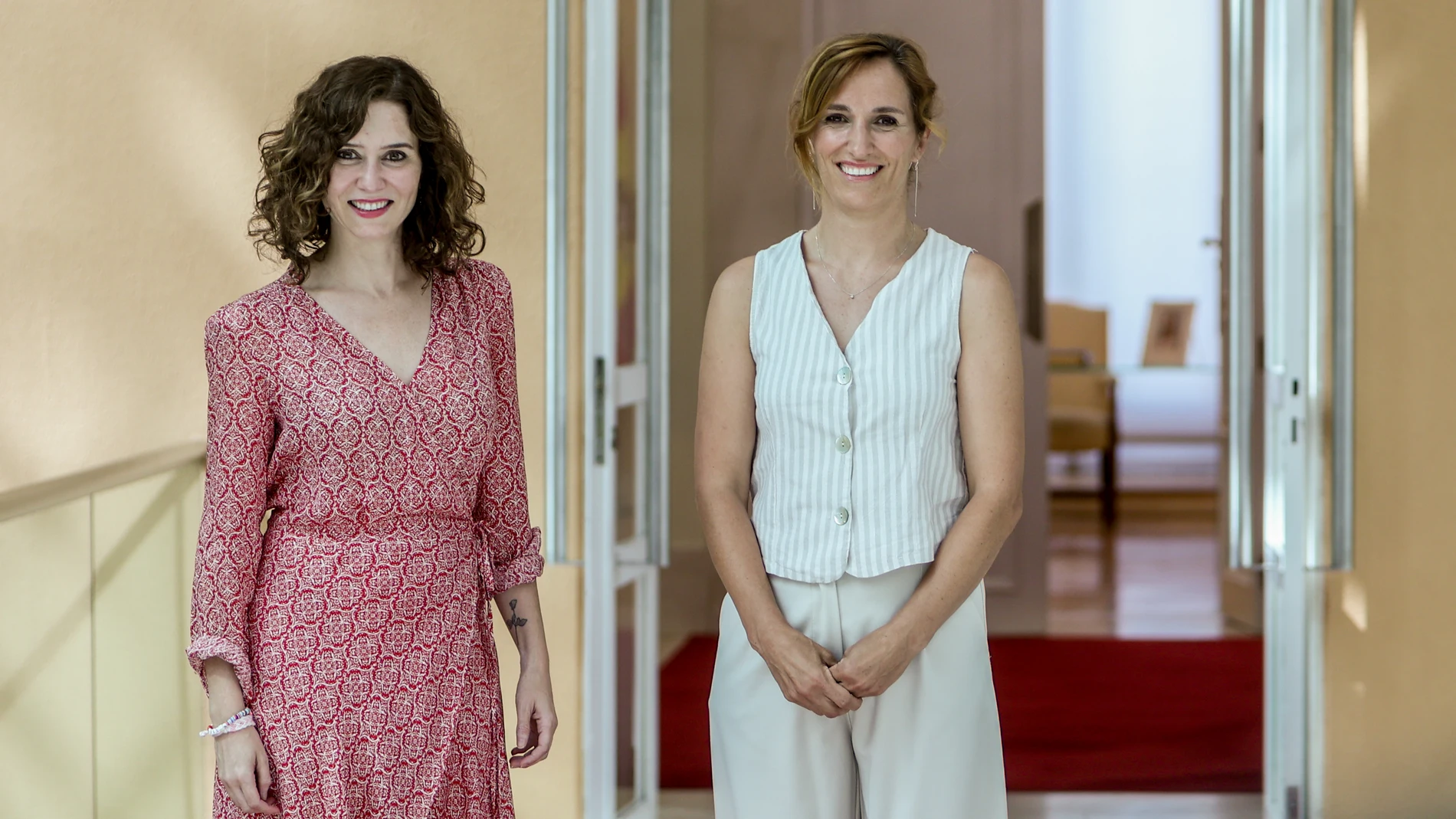 Días Ayuso y la portavoz de Más Madrid, Mónica García The spokesperson of Más Madrid in the Assembly, Mónica García (r), and the president of the Community of Madrid, Isabel Díaz Ayuso, upon her arrival at a bilateral meeting with the spokespersons of the parliamentary groups of the Assembly, at the Real Casa de Correos, on August 30, 2022, in Madrid (Spain). PP and Vox met with the president in the morning, while Más Madrid, PSOE and Vox met in the afternoon. During the meetings, all the spokespersons of the parliamentary groups have raised measures on energy saving. This is the third occasion that Díaz Ayuso has met with the representatives of Más Madrid, PSOE, Unidas Podemos and Vox in the regional Parliament, the first one on September 6, 2021 and the second one on January 24 and 25, 2022. 30 AUGUST 2022;MADRID;ASSEMBLY SPOKESPERSONS;POLITICAL COURSE Ricardo Rubio / Europa Press 30/08/2022
