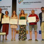 El presidente de la Diputación de Segovia, Miguel Ángel de Vicente, entrega unos reconocimientos durante el foro