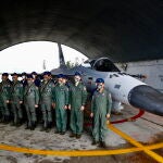 Pilotos de la Fuerza Aérea de Taiwán junto a un AIDC F-CK-1 Ching-Kuo, comúnmente conocido como caza de defensa indígena (IDF), en Penghu
