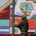 Imagen de mano facilitada el 31 de agosto de 2022 por el servicio de prensa del Ministerio de Defensa ruso muestra a un militar ruso izando una bandera durante la ceremonia de apertura del ejercicio estratégico de mando y personal Vostok 2022 en el campo de entrenamiento Sergeyevsky en el territorio de Primorsky en el Lejano Oriente ruso, Rusia