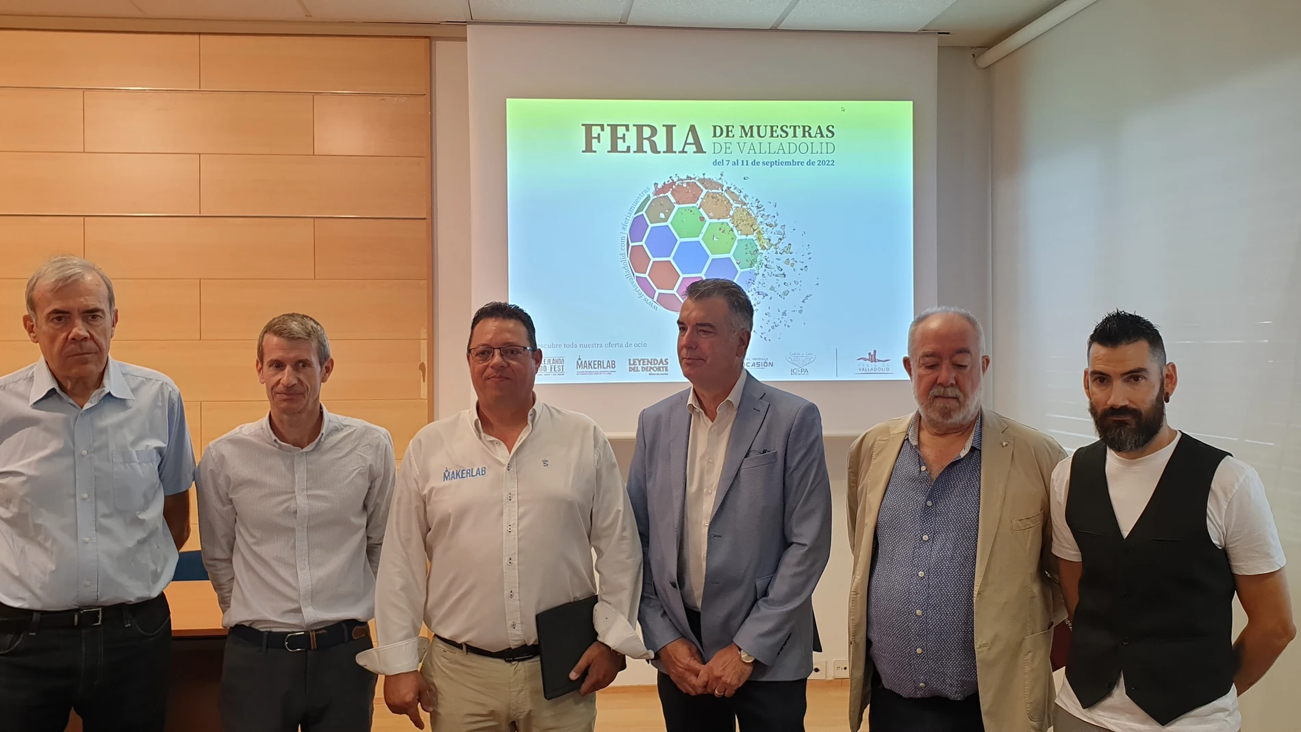 El director de la Feria de Valladolid, Alberto Alonso, junto a representantes de la Federación de Baloncesto, de empresas de la localidad y del festival Callejeando Food Fest durante la presentación de la programación de la edición de 2022
