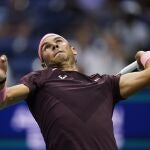 Nadal ejecuta un servicio en el partido ante Hijikata