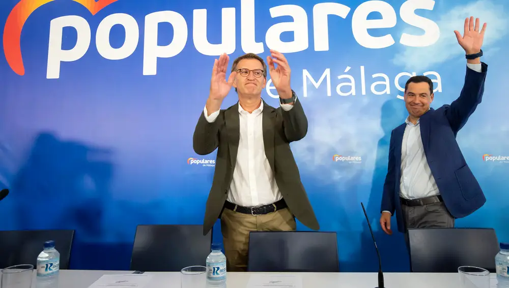 El presidente nacional del PP, Alberto Núñez Feijóo (i), acompañado del presidente de la Junta de Andalucía, Juanma Moreno.EFE/Daniel Pérez