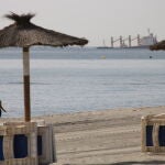 El buque semihundido, desde la zona de chiringuitos de La Línea