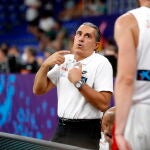 Sergio Scariolo da indicaciones a Juancho Hernangómez durante un partido del torneo