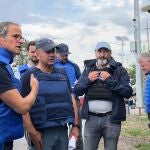 El director general del organismo de control nuclear, Rafael Mariano Grossi, segundo desde la izquierda, habla con las autoridades mientras los inspectores de la ONU acceden a la planta nuclear de Zaporiyia