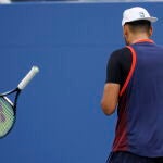 Nick Kyrgios lanza su raqueta durante el partido ante Bonzi