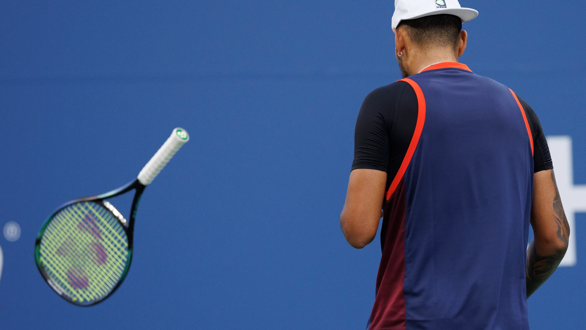 Nick Kyrgios lanza su raqueta durante el partido ante Bonzi