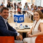 La portavoz del PP en el Congreso, Cuca Gamarra y el presidente del PPCV, Carlos Mazón, durante una reunión del Grupo Parlamentario del PP