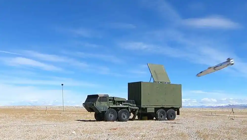 Un misil JSM a punto de impactar contra un objetivo en tierra