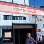 Un hombre pasa por la oficina del SEPE de la calle Miguel Yuste, a 2 de septiembre de 2022, en Madrid (España)