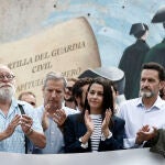 La presidenta de Ciudadanos, Inés Arrimadas (c) se ha desplazado este viernes a la localidad navarra de Alsasua junto al portavoz en el Congreso del partido, Edmundo Bal (2d) y el filósofo Fernando Savater (i) para mostrar su apoyo a la Guardia Civil en la víspera del Ospa Eguna. EFE/ Jesús Diges