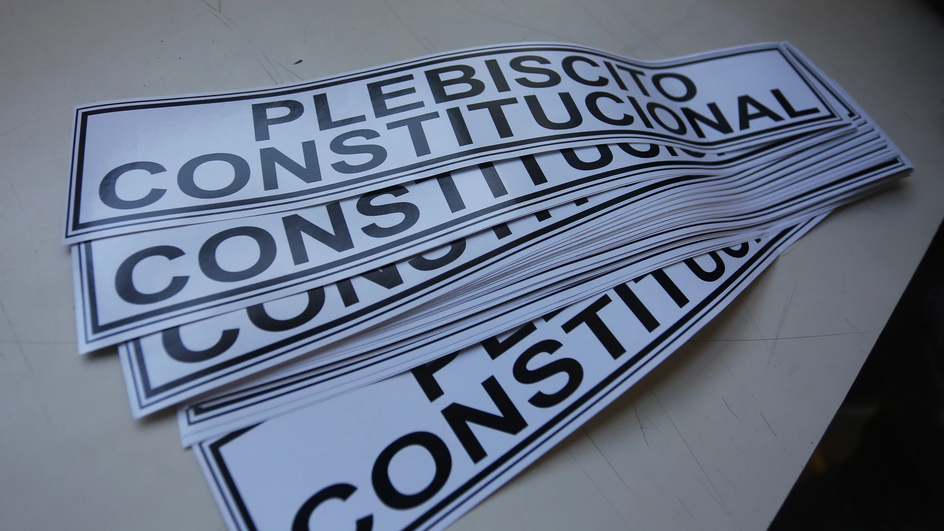 Vista hoy de avisos adhesivos durante la preparación de las urnas en un centro de votación en el Colegio Nueva Era Siglo XXI, en la comuna de Puente Alto, Santiago (Chile)