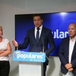 El Portavoz del Grupo Parlamentario Popular de las Cortes de Castilla y León, Raúl de la Hoz, atiende a la prensa en Zamora junto a José María Barrios, entre otros