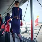 Tripulantes de cabina de Iberia embarcando en uno de sus aviones