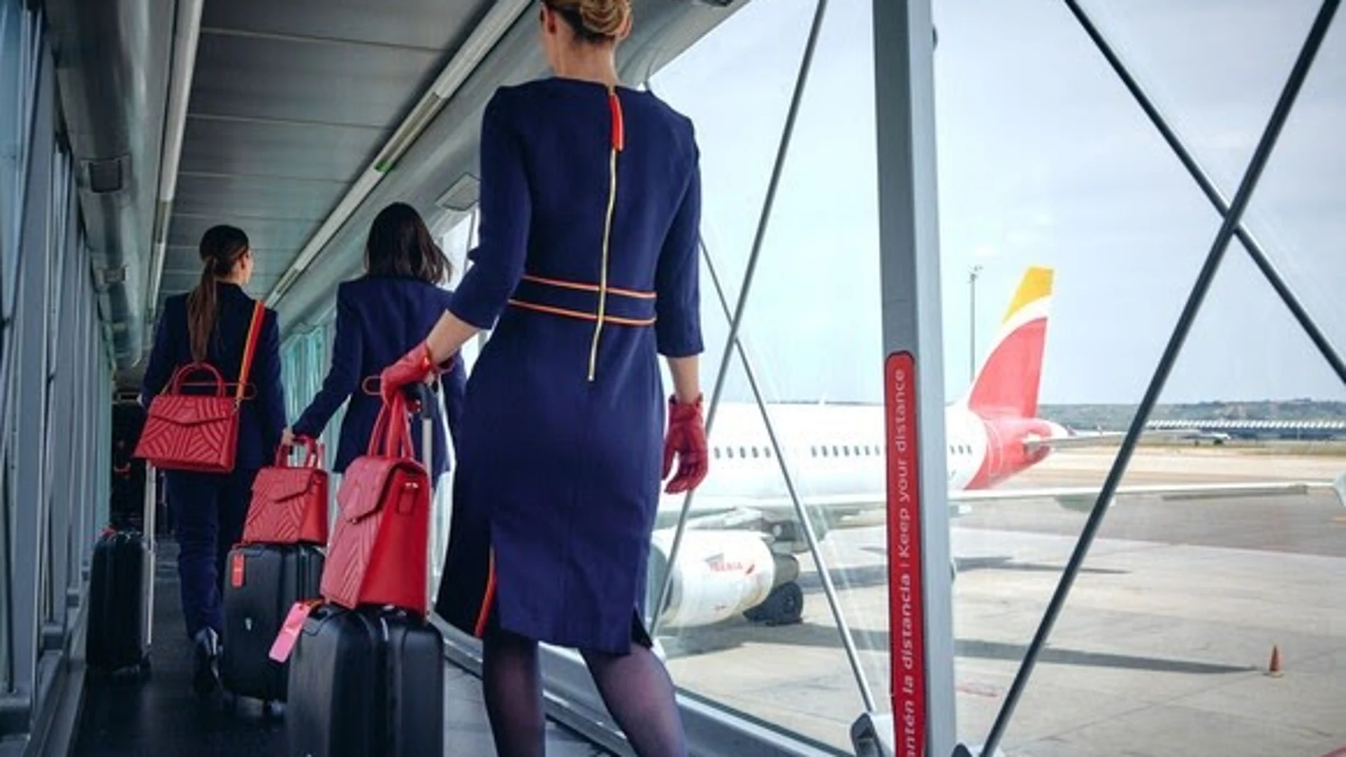 Tripulantes de cabina de Iberia embarcando en uno de sus aviones