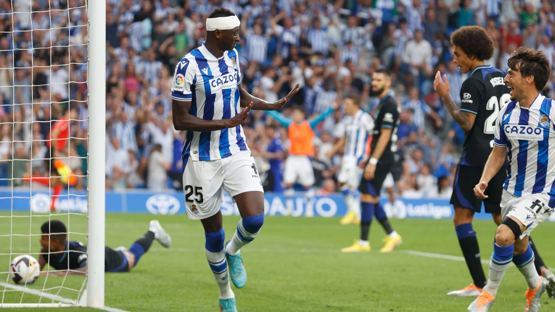 Umar Sadiq celebra el gol del empate de la Real Sociedad