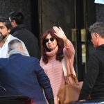 La vicepresidenta de Argentina, Cristina Fernández de Kirchner, saluda este viernes a sus simpatizantes mientras sale de su residencia custodiada por un dispositivo de seguridad, en Buenos Aires (Argentina)