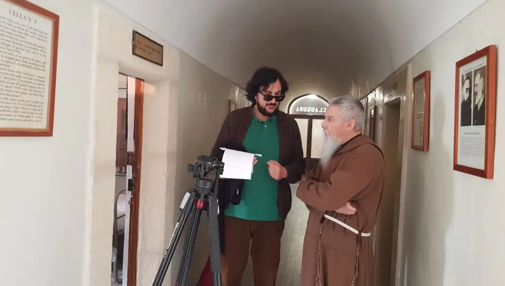 José María Zavala (izda.) en una jornada de rodaje de "El misterio del Padre Pío"